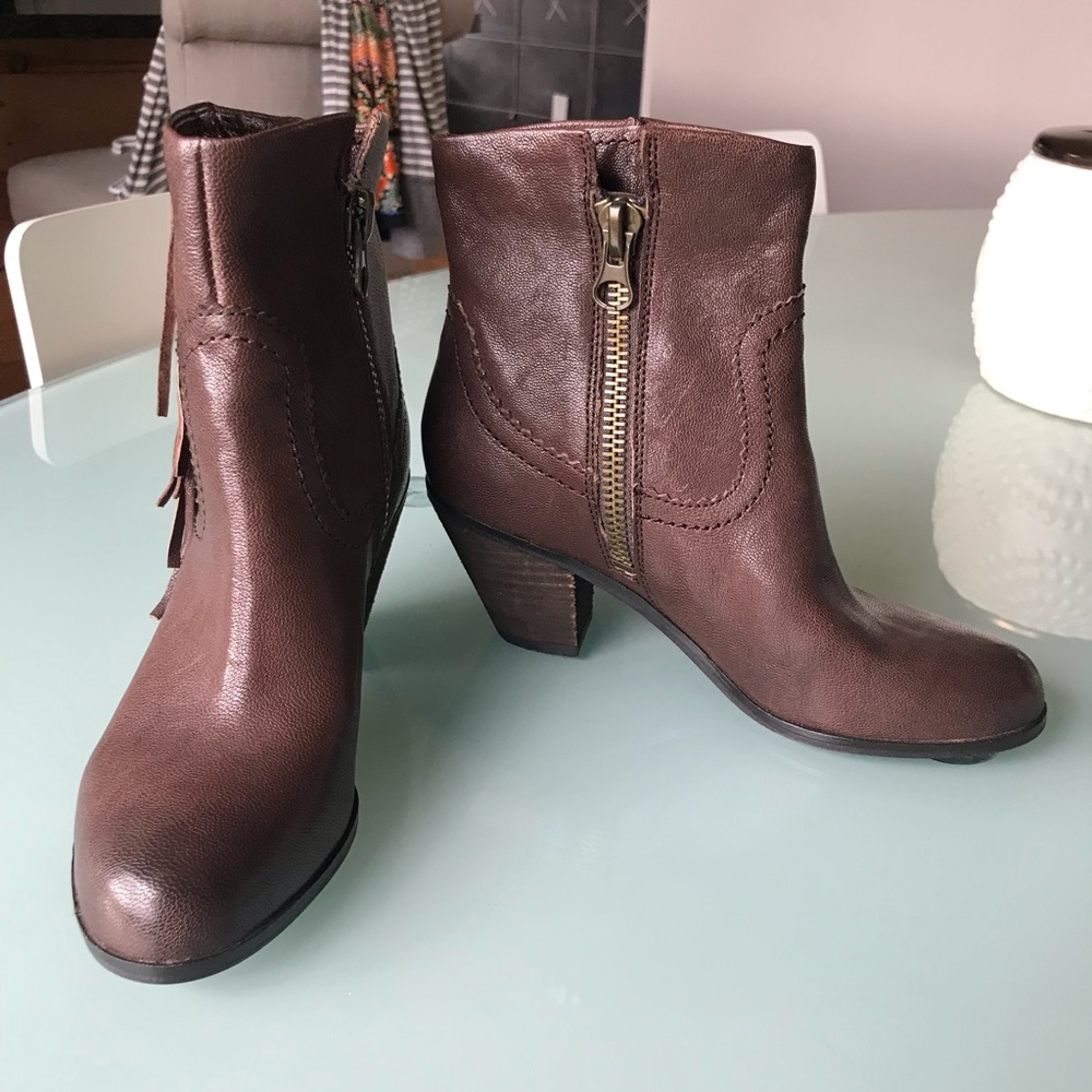 Adorable boots with fringe detail